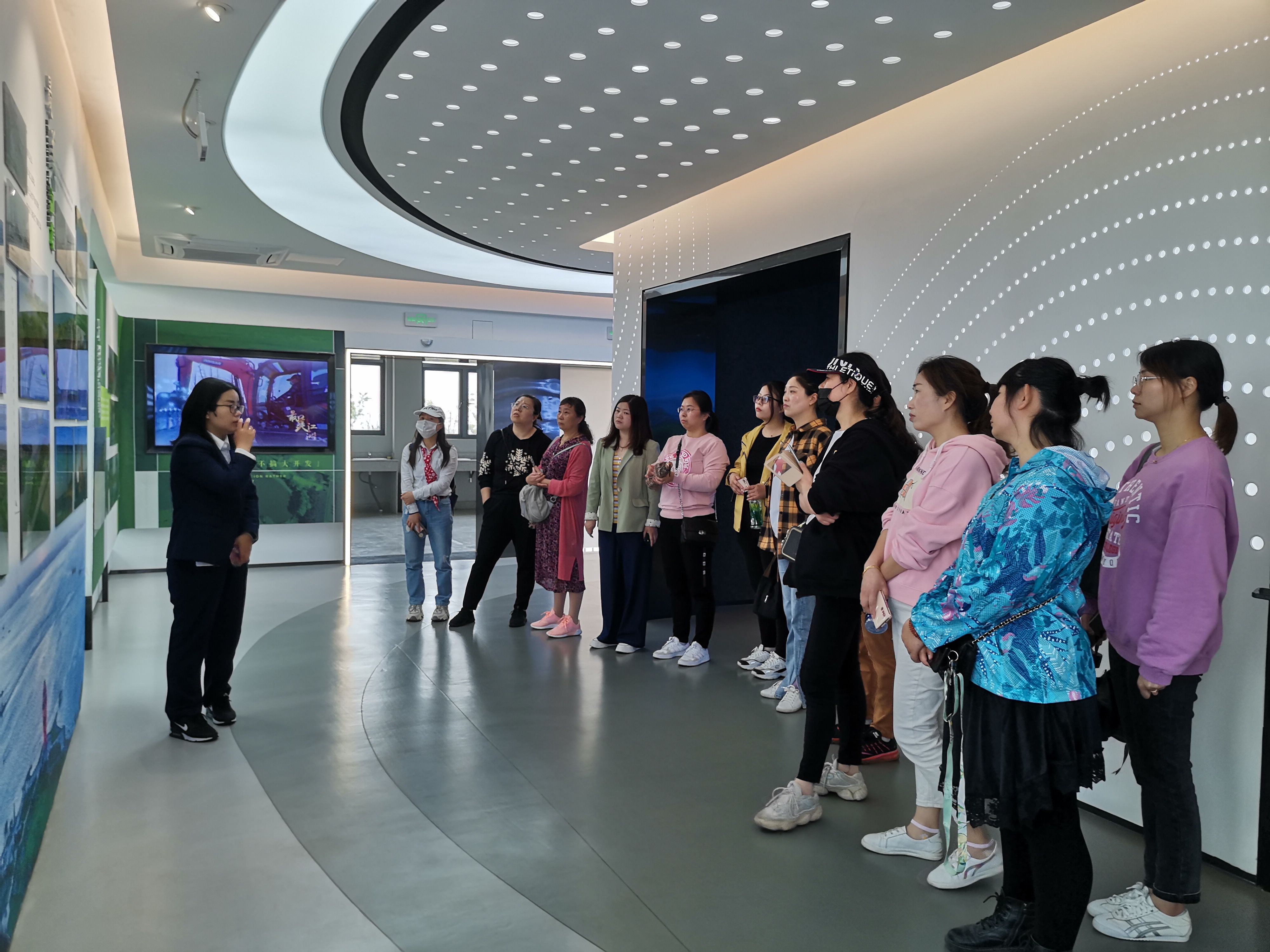 装饰协会(商会)联合工会 组织巾帼先进赴张家港湾参观踏青