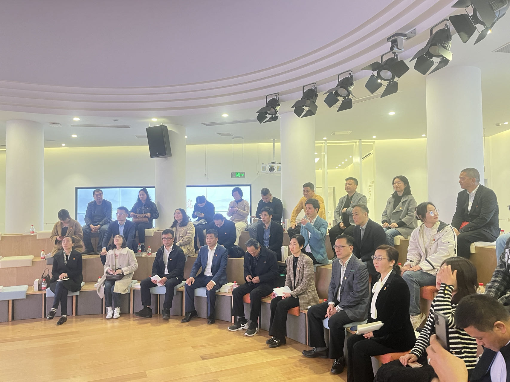市工商联(总商会)开展“提振信心鼓干劲 奋楫争先再出发”主题党日活动